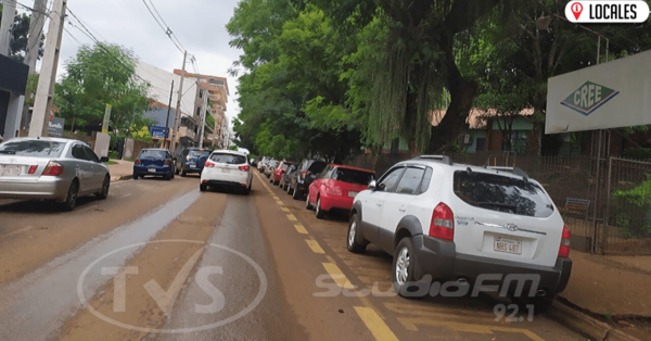 PMT multará a conductores  que se estacionen en doble fila frente a instituciones educativas