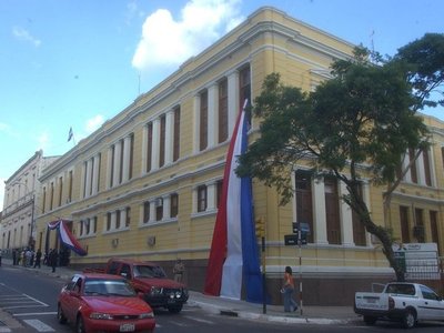 Codeni pide informe a colegio que niega inscripción a estudiante