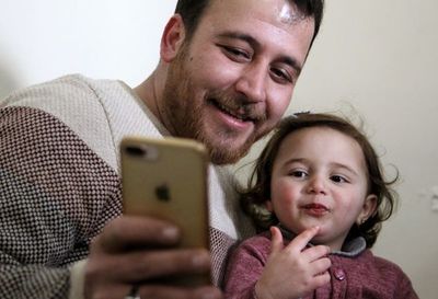 En la guerra en Siria, un padre enseña a su hija a reírse de los bombardeos