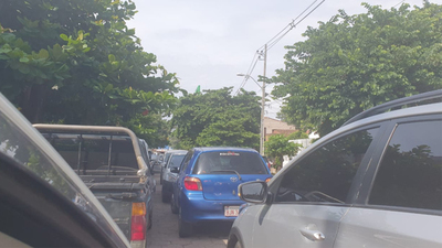 Padres no respetan normativa y estacionan en doble fila frente a colegio