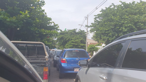 Padres no respetan normativa y estacionan en doble fila frente a colegio
