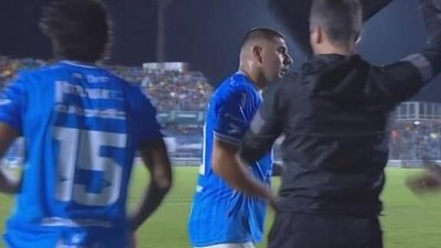 El árbitro 'agredió' a Néstor Ortigoza y el paraguayo le dijo de todo