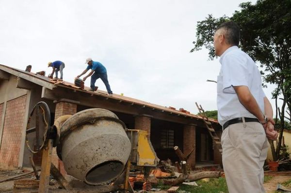 Gobernador verificó avance de obras y entregó mobiliarios