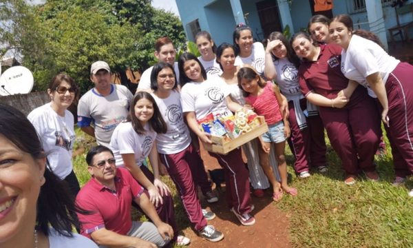 Celebran UPD entregando cestas básicas