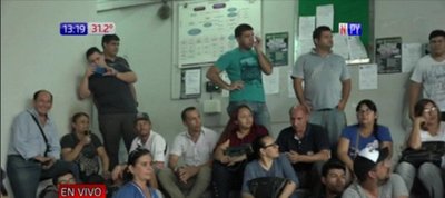 Reclaman pago de salarios en Municipalidad de Lambaré | Noticias Paraguay
