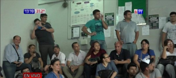 Reclaman pago de salarios en Municipalidad de Lambaré | Noticias Paraguay