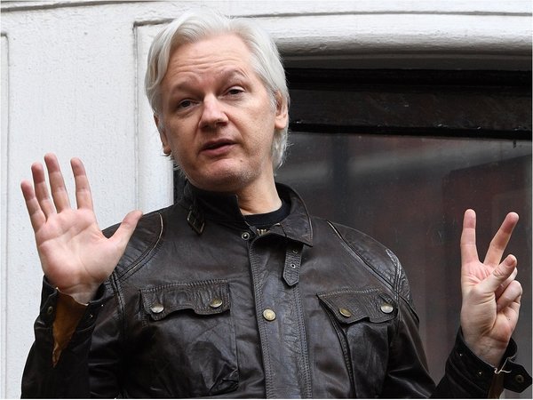 Trump ofreció indulto a Assange por negar implicación de Rusia, según testigo
