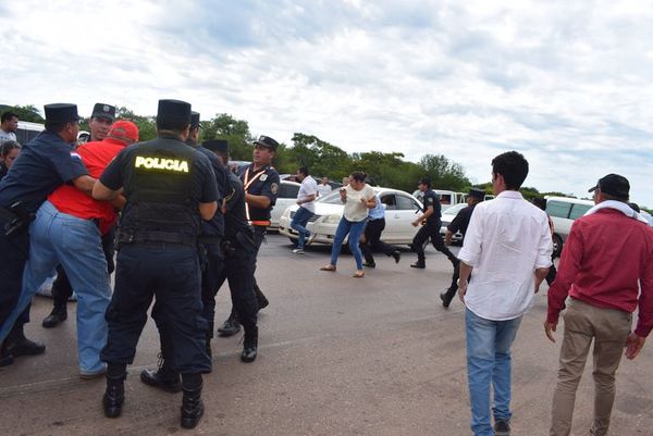 Exsubcomandante de la Policía agredió a comisario en manifestación de hurreros de Cuevas y fue detenido - Periodísticamente - ABC Color