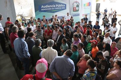 Funcionarios exigen el pago de sus haberes atrasados
