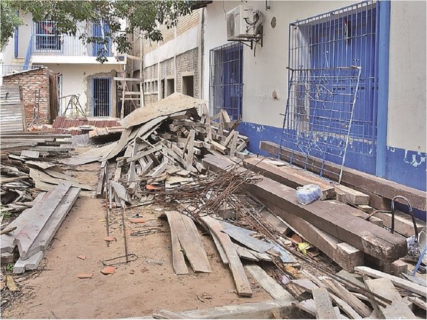 Escuelas públicas parecen campos de batalla a un día de iniciar clases