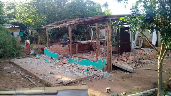 Denuncian que vecinos demolieron vivienda de una humilde familia en J. A. Saldívar - Nacionales - ABC Color