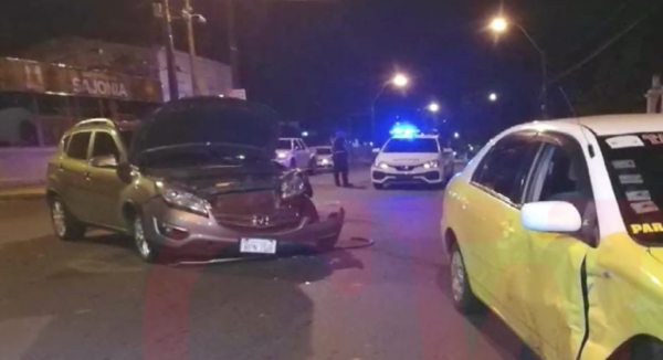 HOY / Mujer chocó contra un taxi: conductor iba por vía preferencial y sufrió cortes