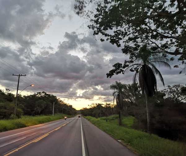 Jueves cálido, cielo mayormente nublado