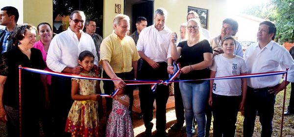 Entregan 15 viviendas en J.A. Saldívar y habilitan ruta asfaltada en Itá - Política - ABC Color