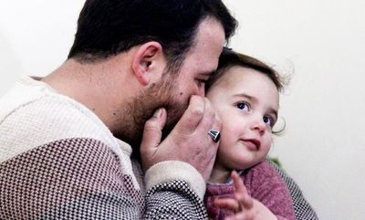 Hombre enseña a su hija a reírse de los bombardeos - Internacionales - ABC Color