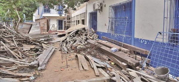 Escuelas públicas parecen campos de batalla a un día de iniciar clases