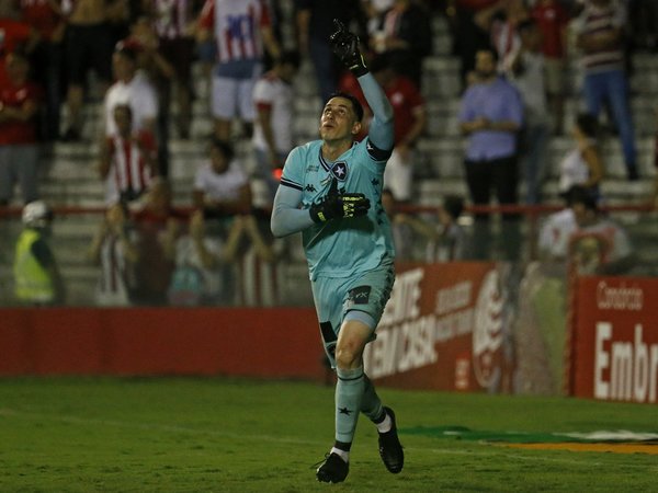 Gatito Fernández clasifica al Botafogo en la Copa de Brasil