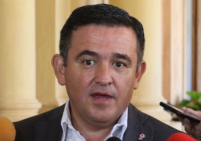 Fenaes insiste en salida de Petta por incapacidad