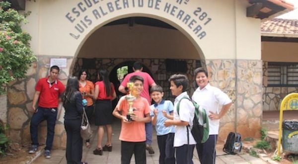 Directora desmiente comunicado que solicita a niños llevar sus propios mobiliarios