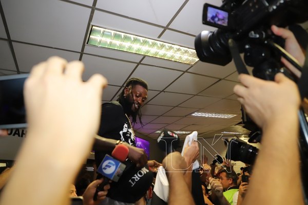 Adebayor: Los hinchas de Olimpia y el mejor recibimiento de su vida