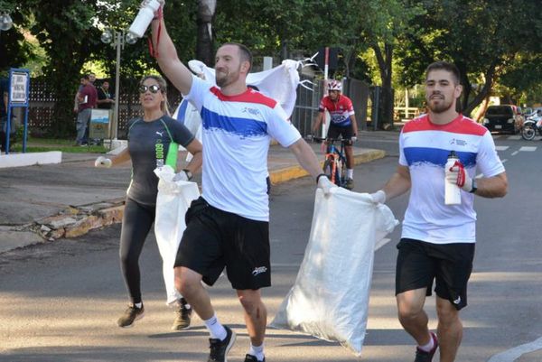 Recolectar residuos durante corrida en Asunción