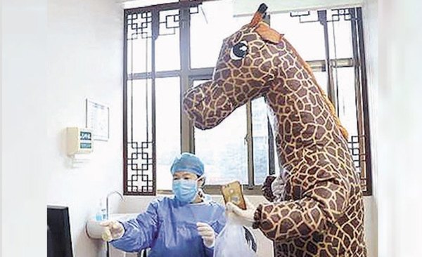 |Video|China: Como no pudo conseguir una mascarilla, se disfrazó para ir al hospital