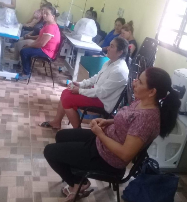 Madres del programa Abrazo participan de curso de confección de prendas de vestir | .::Agencia IP::.