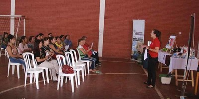 CAPACITAN A COCINERAS DEL ALMUERZO ESCOLAR EN SAN JUAN DEL PARANÁ