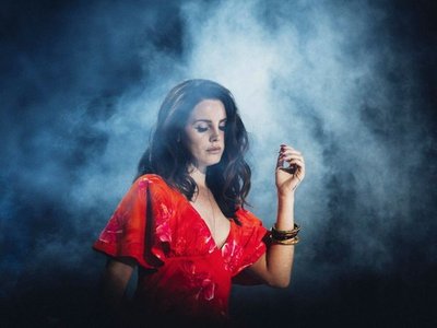 Lana del Rey cancela su gira en Europa al perder completamente la voz