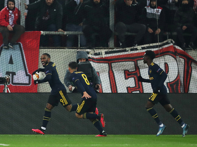 Arsenal golpea sobre el final en Grecia