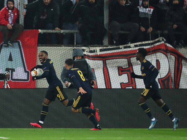 Arsenal golpea sobre el final en Grecia