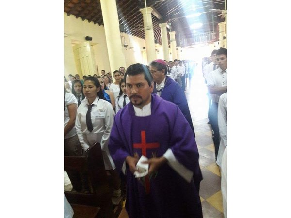 Destitución de un sacerdote causa conmoción