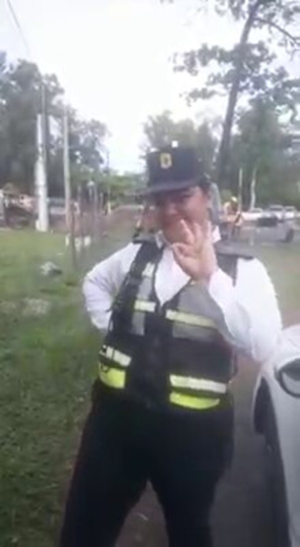 Graban a agentes de la PMT realizando controles en rutas que no les corresponden - Nacionales - ABC Color