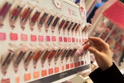 Caída en venta de ropas en tiendas no se arregla solo con un labial