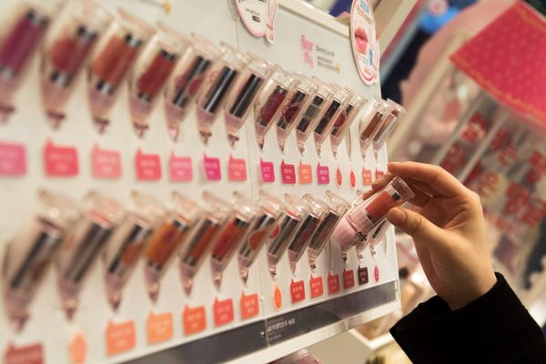 Caída en venta de ropas en tiendas no se arregla solo con un labial