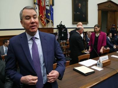 Funcionario del Pentágono renuncia a pedido de Trump