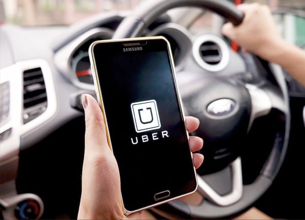 Uber batalla por su supervivencia en Londres tras perder su licencia