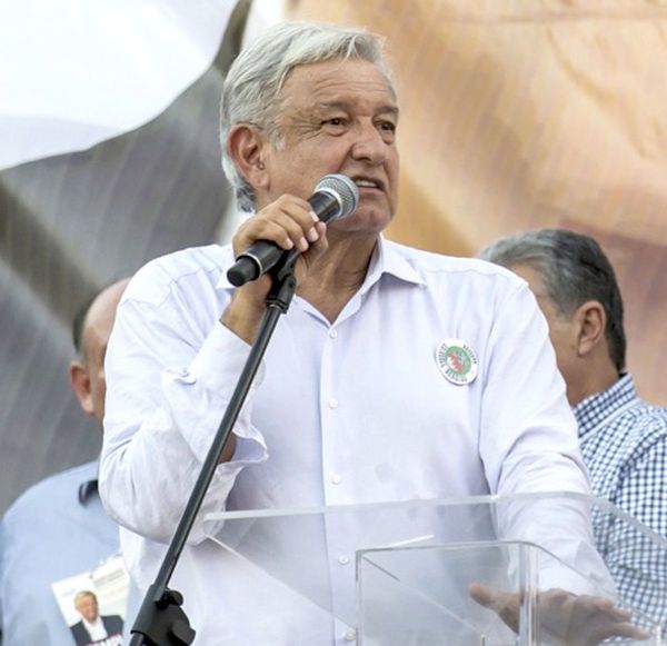 La locura de Andrés Manuel López Obrador por el béisbol le inyecta dinero al juego