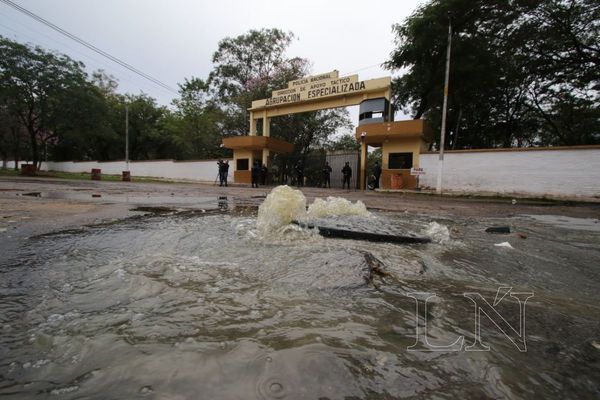 Sede de Agrupación Especializada rodeada de caños rotos