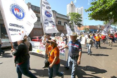 Funcionarios públicos marchan en reclamo de sus “beneficios” extra