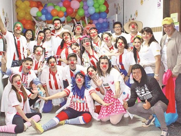 Artistas solidarios aplican creativas dosis de sonrisa para aliviar el dolor
