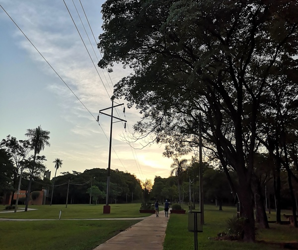 Viernes cálido, cielo parcialmente nublado