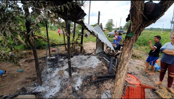 Rayo incendia dos precarias viviendas y mata animales