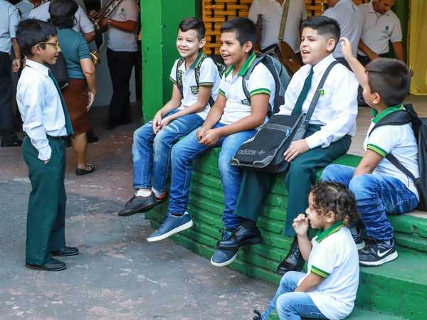 Alumnos de colegios públicos vuelven hoy a clases | .::Agencia IP::.