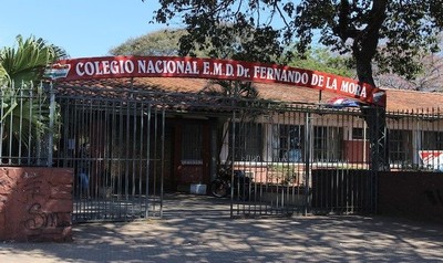 Alumnos reciben el año lectivo con protesta