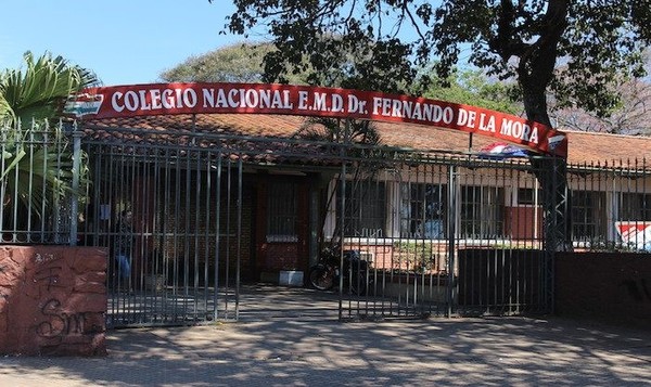 Alumnos reciben el año lectivo con protesta