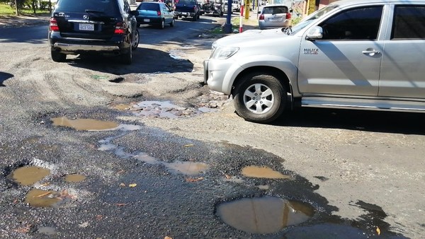 Baches: El centro de Luque parece una zona de guerra •