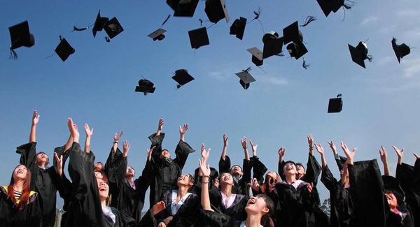 Pasan los años y el techaga’u hacia el colegio crece en los exalumnos - Periodismo Joven - ABC Color
