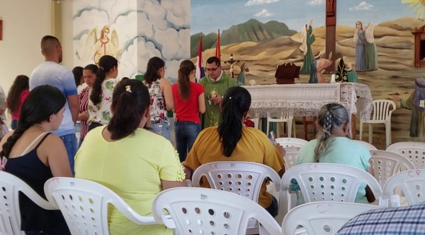 Sacerdote detiene a ciudadanos y allana casas sin orden judicial, denuncian