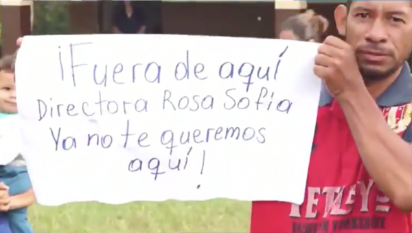 HOY / Padres toman escuela e impiden inicio de clases